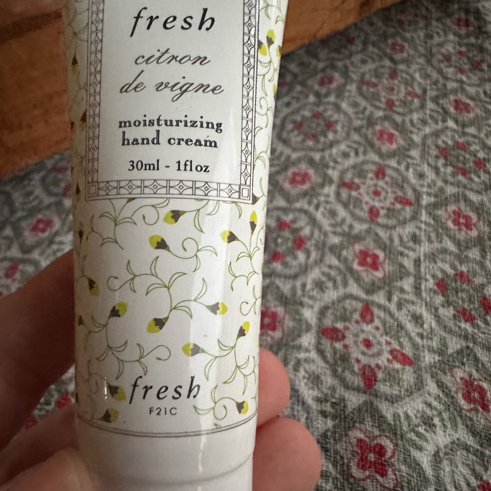 Fresh Citron de Vigne Moisturizing Hand Cream - White and Yellow
